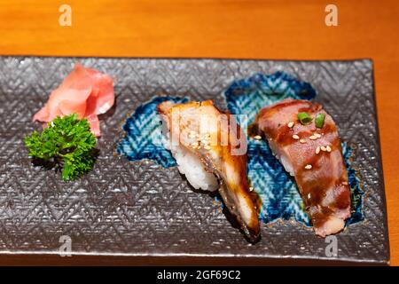 Set de sushi et sashimi et repas de porc chop photo du stock alimentaire japonais Banque D'Images