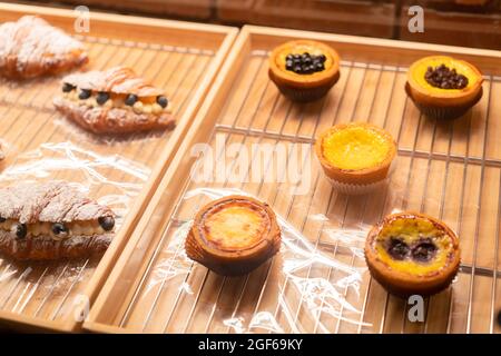 Pain frais et gâteau aux œufs sur la photo de stock de tablette Banque D'Images