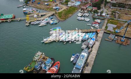 Vue aérienne groupe de stationnement traditionnel phinisi sur la mer dans le port de Labuan Bajo. Banque D'Images