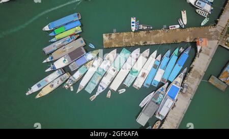 Vue aérienne groupe de stationnement traditionnel phinisi sur la mer dans le port de Labuan Bajo. Banque D'Images