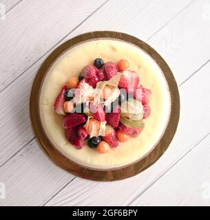 Gâteau au fromage vanille et au café avec garniture aux fruits. Vue de dessus. Banque D'Images