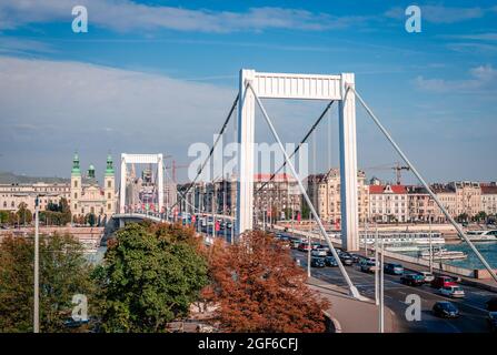 Budapest, Hongrie - octobre 7 2018 : vue sur le pont Elisabeth reliant Buda et Pest à travers le Danube. Banque D'Images