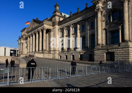 Les policiers sont en garde devant le Parlement fédéral allemand siège du bâtiment du Reichstag du Bundestag construit dans le style néo-renaissance de Berlin Allemagne Banque D'Images