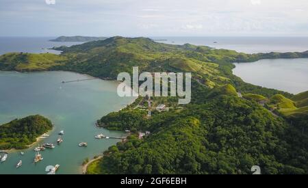 Groupe de vues aériennes de phinisi traditionnel naviguant autour de l'île de Padar Labuan Bajo. Banque D'Images