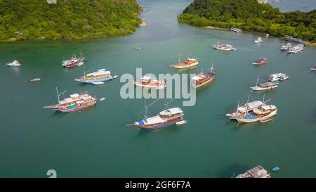 Groupe de vues aériennes de phinisi traditionnel naviguant autour de l'île de Padar Labuan Bajo. Banque D'Images