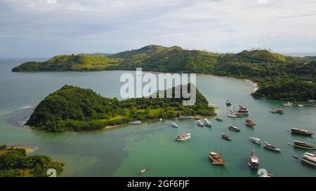 Groupe de vues aériennes de phinisi traditionnel naviguant autour de l'île de Padar Labuan Bajo. Banque D'Images