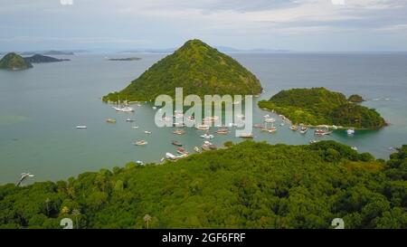 Groupe de vues aériennes de phinisi traditionnel naviguant autour de l'île de Padar Labuan Bajo. Banque D'Images