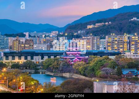 Vue sur la ligne d'horizon d'Hiroshima avec le château d'Hiroshima au Japon Banque D'Images