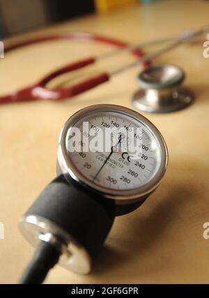 Photo de dossier datée du 06/03/13 d'un sphygmomanomètre et d'un stéthoscope. Deux mille vies pourraient être sauvées et des milliers d'accidents vasculaires cérébraux et de crises cardiaques pourraient être évités grâce à des contrôles de la pression artérielle vitaux mis à disposition dans les pharmacies de haute rue, ont déclaré les responsables de la santé. Date de publication : le mardi 24 août 2021. Banque D'Images