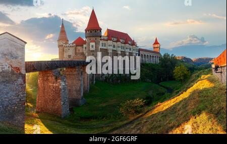 hunedoara, roumanie - OCT 13, 2019: Le château de corvin au lever du soleil. Vue panoramique de la fortification médiévale à la lumière du matin. Une des plus belles terres Banque D'Images