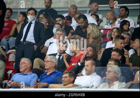 Président de l'Olympique de Marseille Pablo Longoria (debout), maire de Nice Christian Estrosi, sa femme Laura Tenoudji, ancienne joueuse de Nice José Cobos, champion de MotoGP Fabio Quartararo, participe au championnat français Ligue 1 du match de football entre l'OGC Nice (OGCN) et l'Olympique de Marseille (OM) le 22 août, 2021 au stade Allianz Riviera à Nice, France - photo Jean Catuffe / DPPI Banque D'Images