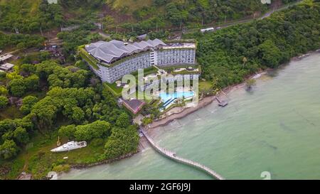 Vue aérienne de Ayana Komodo Resort avec vue sur la mer et jetée en bois. Banque D'Images