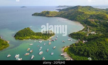 Groupe de vues aériennes de phinisi traditionnel naviguant autour de l'île de Padar Labuan Bajo. Banque D'Images