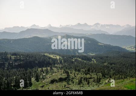 Vue de Trogenhorn à Emmental vers les Alpes bernoises Banque D'Images