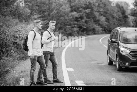 Geste de randonnée. Commencez une grande aventure dans votre vie avec la randonnée pédestre. Compagnie amis voyageurs qui déchire à la route nature fond. Voyageurs Banque D'Images