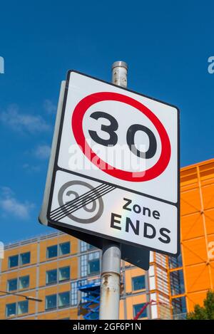 Panneau de signalisation indiquant que la zone à 20 km/h se termine et que la limite de vitesse est de 30 km/h. Banque D'Images