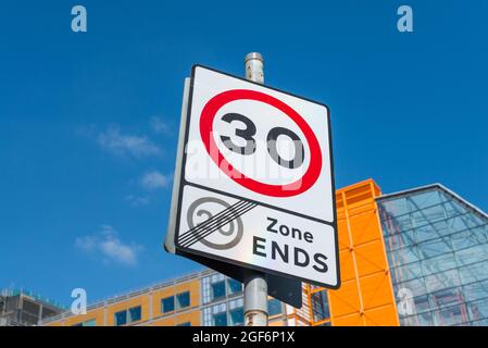 Panneau de signalisation indiquant que la zone à 20 km/h se termine et que la limite de vitesse est de 30 km/h. Banque D'Images