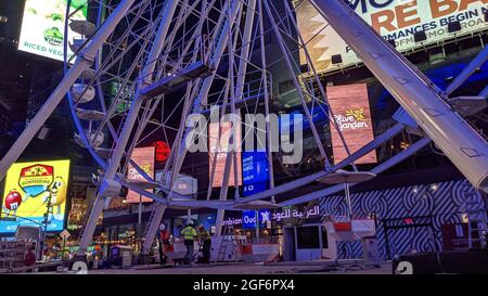 New York, États-Unis. 23 août 2021. Une grande roue de Ferris est vue en cours d'installation à Times Square, New York City pour accueillir les touristes tandis que la ville semble rebondir après la pandémie . (Photo de Ryan Rahman/Pacific Press) (photo de Ryan Rahman/Pacific Press) crédit: Pacific Press Media production Corp./Alay Live News Banque D'Images