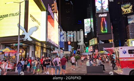 New York, États-Unis. 23 août 2021. Une grande roue de Ferris est vue en cours d'installation à Times Square, New York City pour accueillir les touristes tandis que la ville semble rebondir après la pandémie . (Photo de Ryan Rahman/Pacific Press) (photo de Ryan Rahman/Pacific Press) crédit: Pacific Press Media production Corp./Alay Live News Banque D'Images