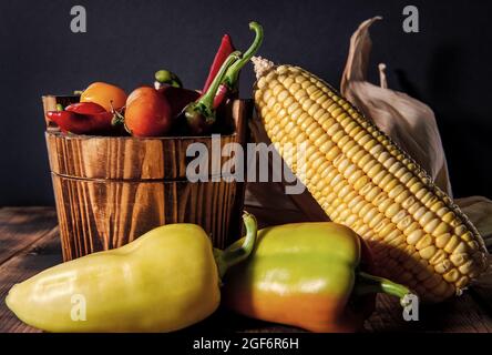 Épis de maïs frais avec piments et tomates légumes biologiques nourriture naturelle dans seau, mexicain Banque D'Images