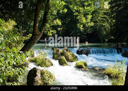 Eisbach et Schwabingerbach, jardin anglais, Munich, Haute-Bavière, Bavière, Allemagne Banque D'Images