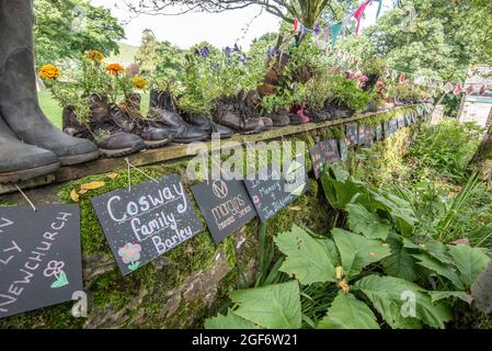 Plantes cultivées dans des bottes anciennes et créées par les membres de l'Institut des femmes d'orge dans le village d'orge, Forest of Bowland, Lancashire Banque D'Images