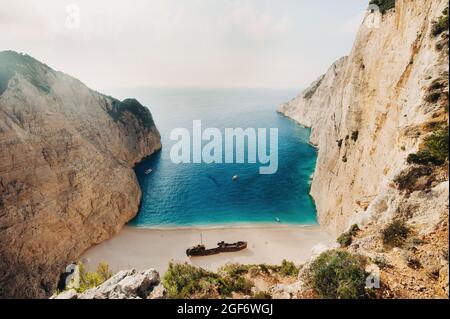 Plage Navagio. Baie Shipwreck, île de Zakynthos, Grèce vue d'en haut Banque D'Images