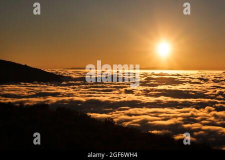 Un coucher de soleil spectaculaire au-dessus des nuages dans le parc national du volcan Teide sur Tenerife. Excellent coucher de soleil dans les îles Canaries. Banque D'Images