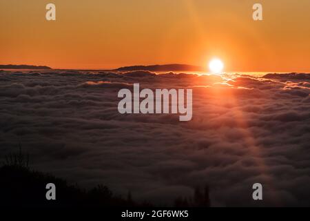 Un coucher de soleil spectaculaire au-dessus des nuages dans le parc national du volcan Teide sur Tenerife. Excellent coucher de soleil dans les îles Canaries. Banque D'Images