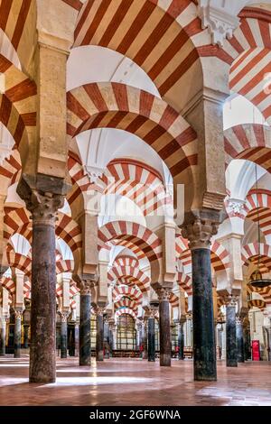 Colonnes et arches à deux niveaux dans la section originale du bâtiment de la mosquée à l'intérieur de la cathédrale, Cordoue, Andalousie, Espagne Banque D'Images
