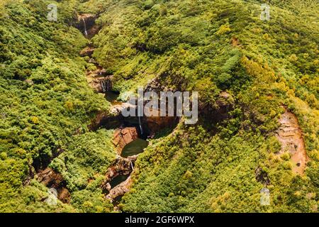 Vue aérienne du dessus perspective de la chute d'eau de Tamarin sept Cascades dans la jungle tropicale de l'île Maurice Banque D'Images