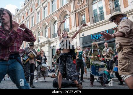 XR21 placer une grande table rose au milieu de long Acre Junction bloquant l'accès à toutes ses routes de liaison sur la jonction et a commencé un occ Banque D'Images