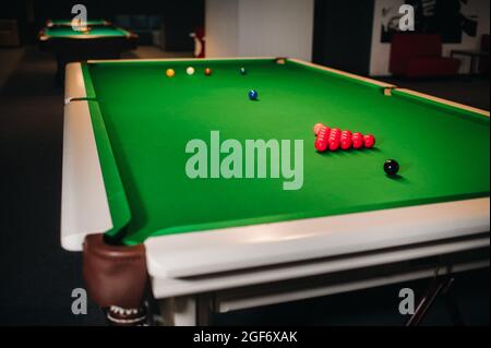 placer les boules de snooker sur une table de billard verte. Banque D'Images