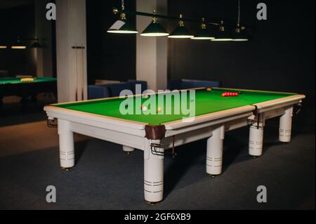 placer les boules de snooker sur une table de billard verte. Banque D'Images