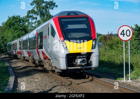 Train de voyageurs bimode Stadler approchant Woodbridge sur l'embranchement East Suffolk. Banque D'Images