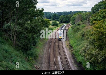 Train de voyageurs bimode Stadler approchant Woodbridge sur l'embranchement East Suffolk. Banque D'Images