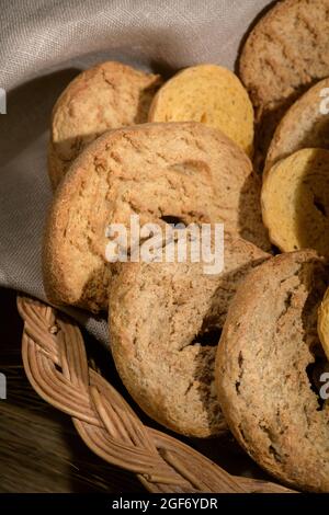 Hors-d'œuvre italien Friselle. Pain séché des Pouilles friselle sur fond de bois Banque D'Images