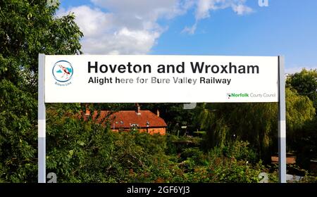 Le panneau et le logo pour la gare de Hoveton et Wroxham et l'accès au chemin de fer de Bure Valley à Hoveton, Norfolk, Angleterre, Royaume-Uni. Banque D'Images