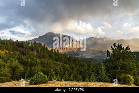 Dedegöl montagne en Turquie Isparta, dans le sud de la vallée de Çimi de Geyikdağ, montagnes inspirantes Paysage, jour nuageux en été, bois. Banque D'Images
