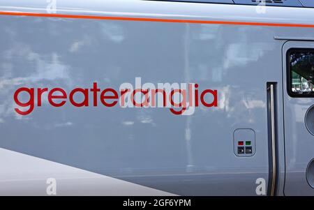 Une vue du logo Greater Anglia sur le côté d'un train de classe 755 de British Rail à Hoveton et à la gare de Wroxham, Norfolk, Angleterre, Royaume-Uni. Banque D'Images