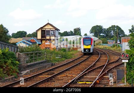 Un train de classe 755 de British Rail quittant la gare de Hoveton et de Wroxham sur la ligne Bittern à Hoveton, Norfolk, Angleterre, Royaume-Uni. Banque D'Images