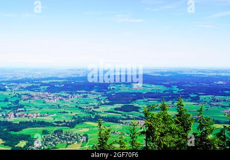 Vue depuis le sommet alpin de l'Alpspitz dans l'Allgäu. Paysage bavarois panoramique. Banque D'Images