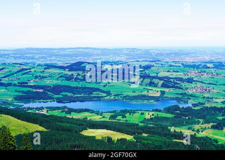 Vue depuis le sommet alpin de l'Alpspitz dans l'Allgäu. Paysage bavarois panoramique. Banque D'Images