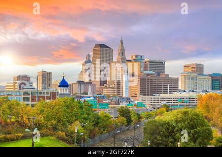 Vue sur le centre-ville de Hartford, Connecticut depuis le haut de Charter Oak Landing au coucher du soleil. Banque D'Images