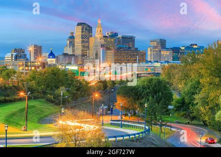 Vue sur le centre-ville de Hartford, Connecticut depuis le haut de Charter Oak Landing au coucher du soleil. Banque D'Images