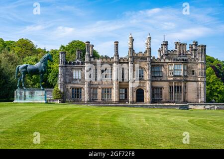 Statue équestre et façade de Dalmeny House près de South Queensferry en Écosse, Royaume-Uni Banque D'Images