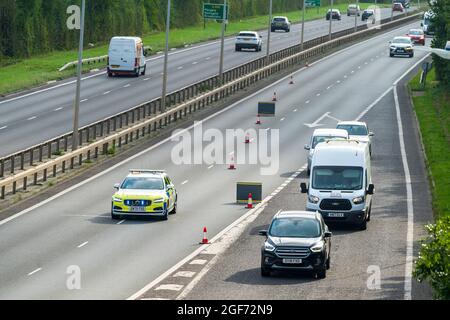 Herne Bay, Kent, Angleterre, Royaume-Uni. 24 août 2021. Circulation aux heures de pointe retardée sur la côte du Kent. Suite à un suicide sur la A299 London à la route principale de Thanet, la route a été fermée dans les deux directions de Whitstable à Herne Bay ce matin à partir de 8 heures. Apparemment, un homme s'accroche à un pont près de la sortie de la baie Herne. Credit; Malcolm Fairman/Alay Live News Banque D'Images