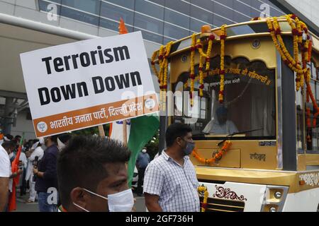 BJP soutient le slogan de shout à l'aéroport IGI accueillant 3 Saroops de Sri Guru Granth Sahib, l'écriture sacrée dans un bus à T3, l'aéroport IGI à New Delhi, Inde le 24 août 2021. Photo par Anshuman Akash/ABACAPRESS.COM crédit: Abaca Press/Alay Live News Banque D'Images