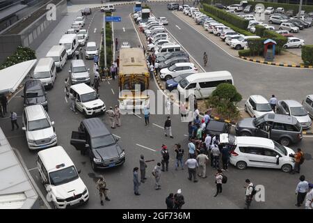 Le personnel de nettoyage nettoie la fleur lancée pour les membres de Sikh riligion mettant 3 Saroops de Sri Guru Granth Sahib, l'écriture sacrée dans un bus à T3, aéroport IGI à New Delhi, Inde le 24 août 2021. Photo par Anshuman Akash/ABACAPRESS.COM crédit: Abaca Press/Alay Live News Banque D'Images