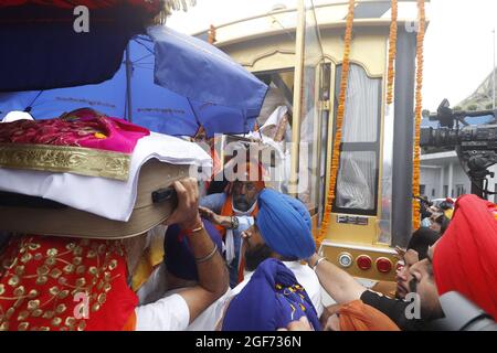 Les membres de Sikh riligion mettant 3 Saroops de Sri Guru Granth Sahib, l'écriture sacrée dans un bus à T3, aéroport IGI à New Delhi, Inde le 24 août 2021. Photo par Anshuman Akash/ABACAPRESS.COM crédit: Abaca Press/Alay Live News Banque D'Images